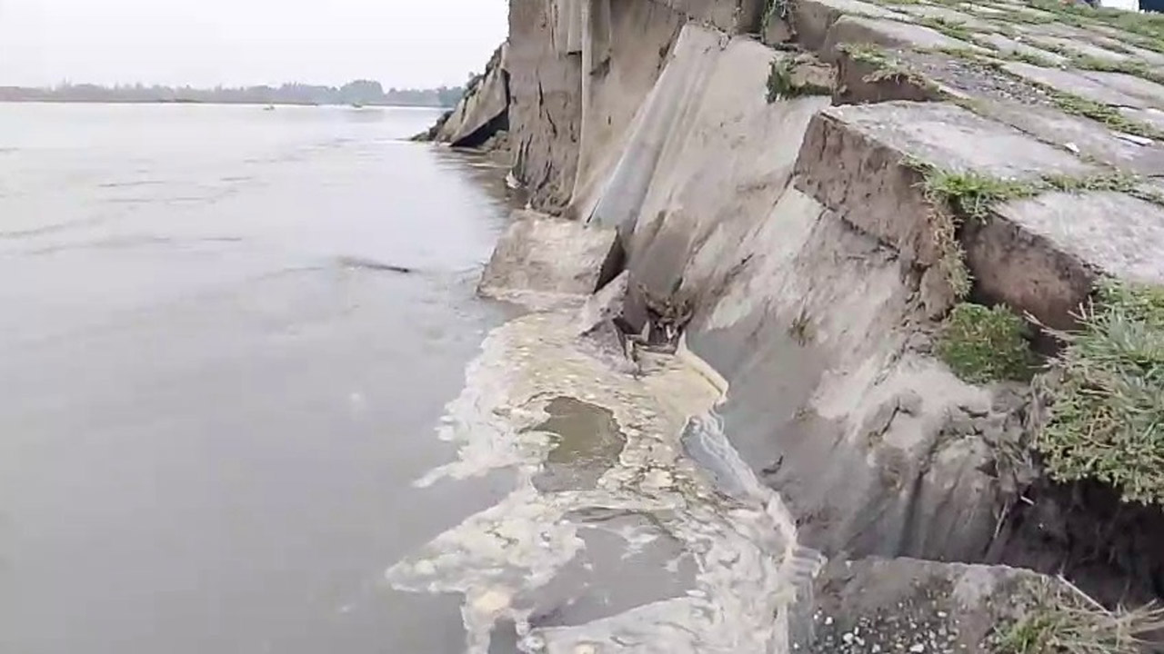 ভাঙ্গনে ক্ষতিগ্রস্ত বাঁধ
