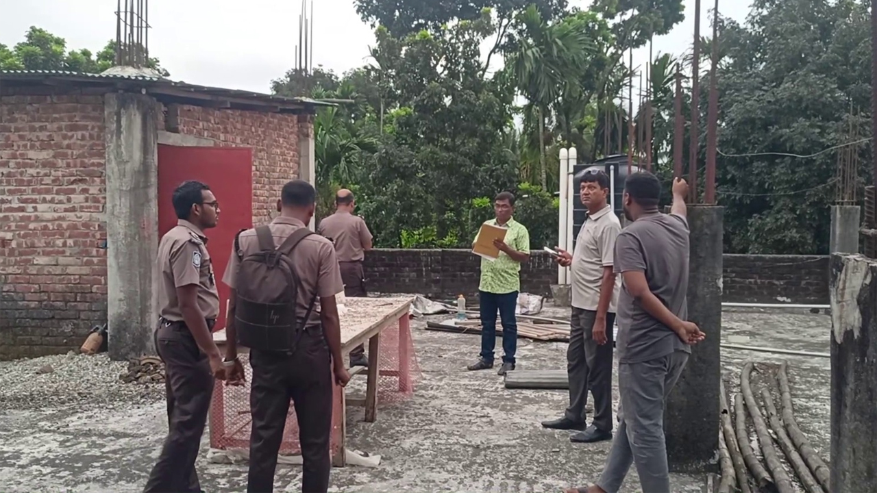 ঘটনাস্থল পরিদর্শনে পুলিশের তদন্ত কর্মকর্তারা