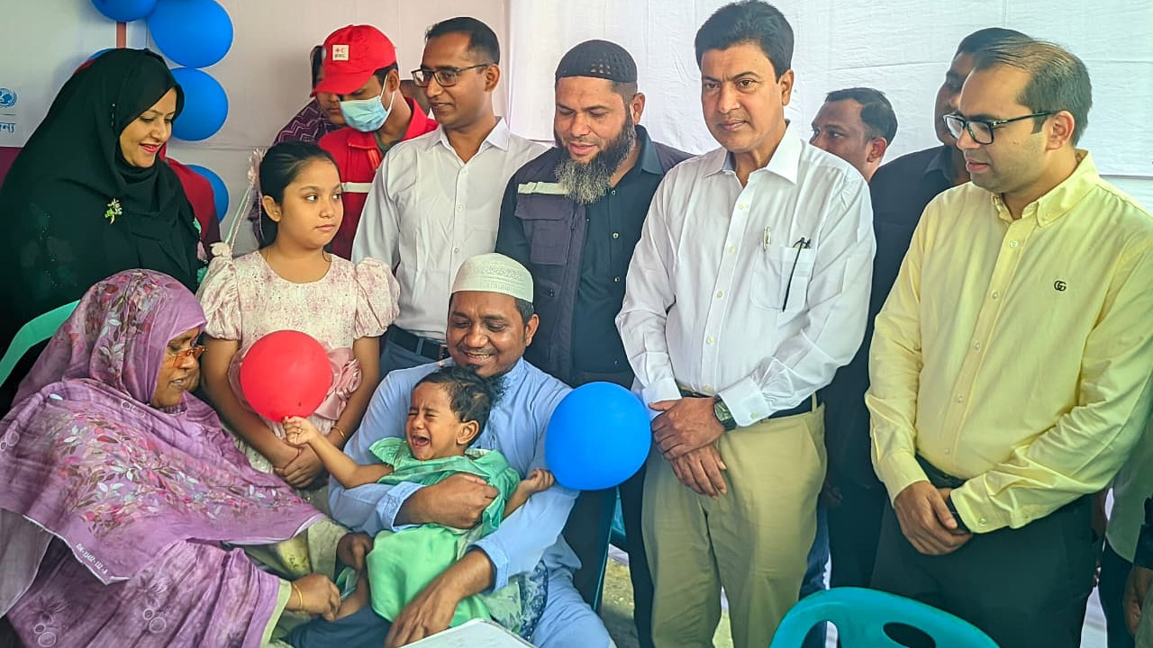 নগর ভবনে হাম রোবেলার টিকাদান কর্মসূচির উদ্বোধন করেন রংপুর সিটি করপোরেশন প্রশাসক মাহফুজ উন নবী চৌধুরী ডন