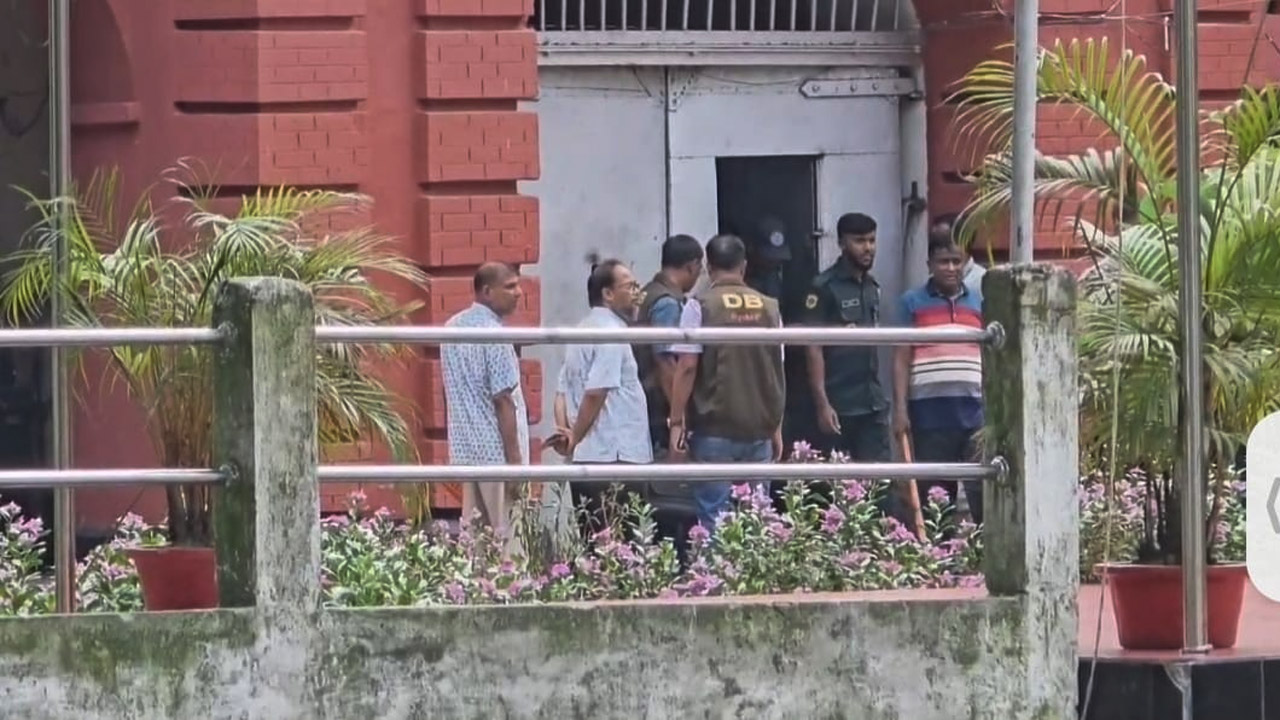 স্বীকারোক্তি দেয়া সিদ্ধার্থ ও মুগ্ধ দাসের ডোপ টেস্টের জন্য ইউরিন নিল তদন্ত টিম
