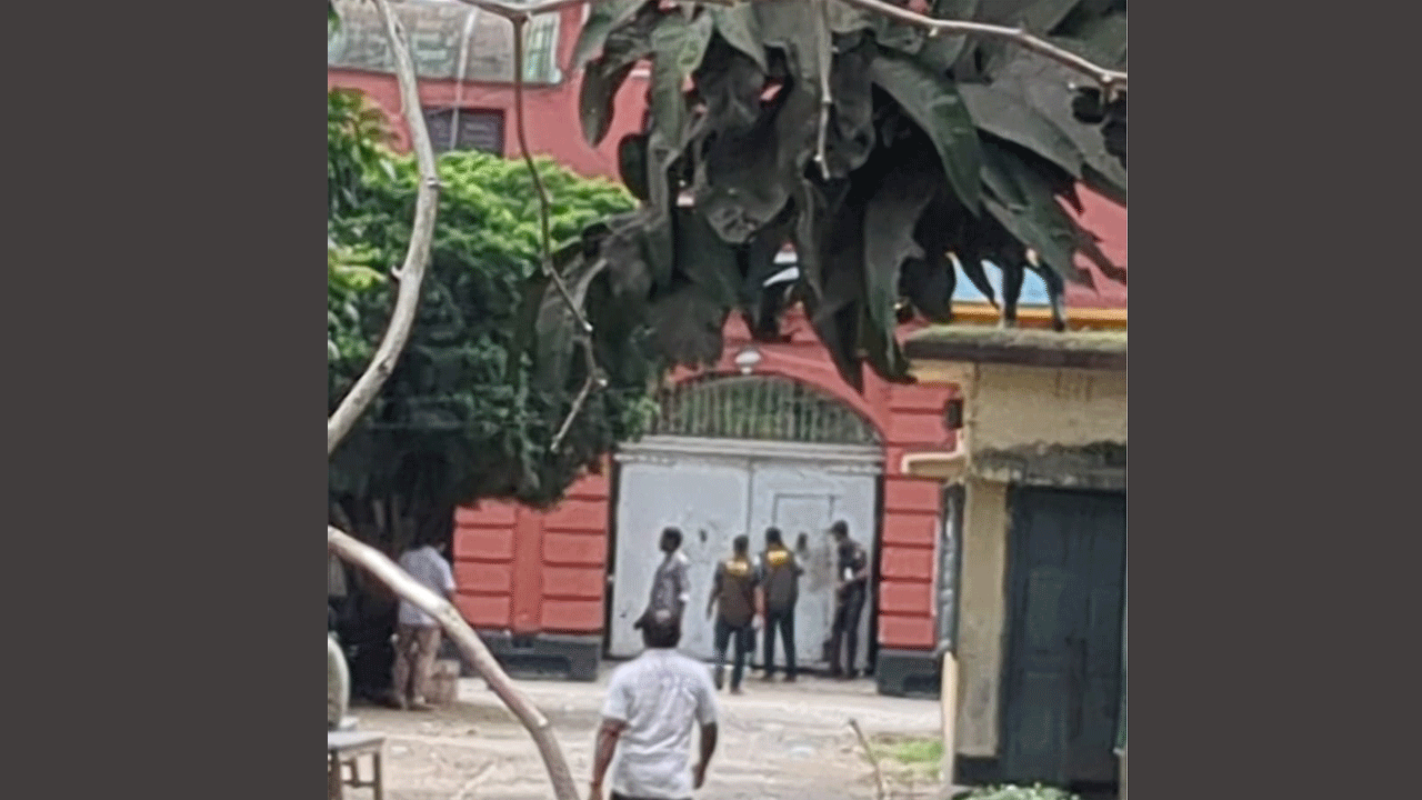 কারাগারের গেটে প্রবেশ করছে তদন্ত টিম