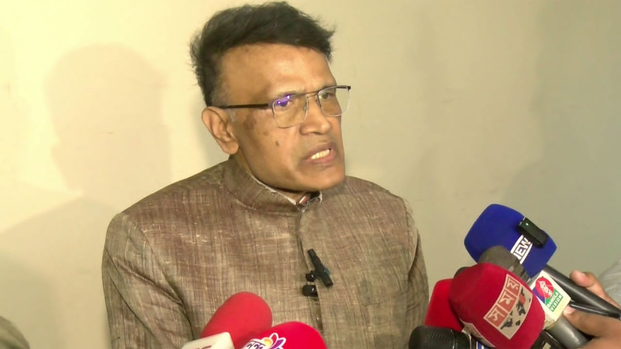 সাংবাদিকদের সাথে আলাপকালে ড. নজরুল ইসলাম