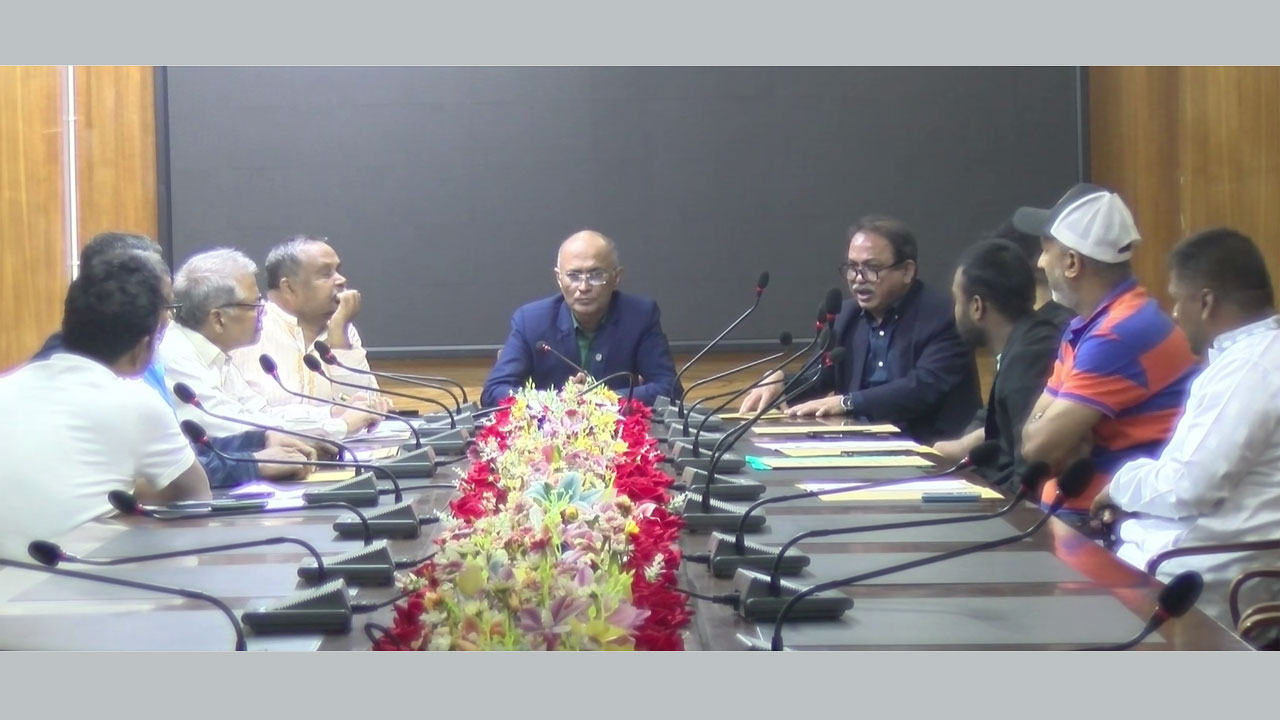ক্রীড়া সংস্থার আহ্বায়ক কমিটির বৈঠকে বিভাগীয় কমিশনার শহিদুল ইসলাম