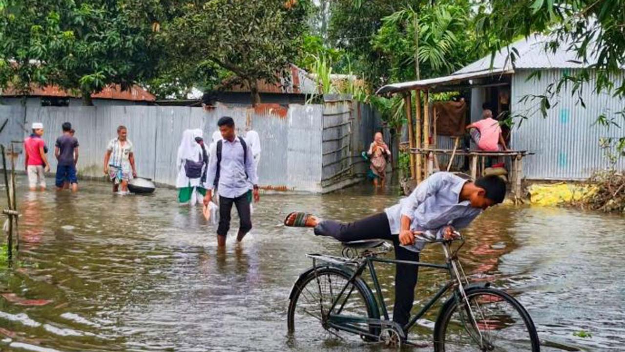 সকাল থেকে খাবার পাইনি। বার বার বন্যায় জীবন অতিষ্ঠ হয়ে গেছে।