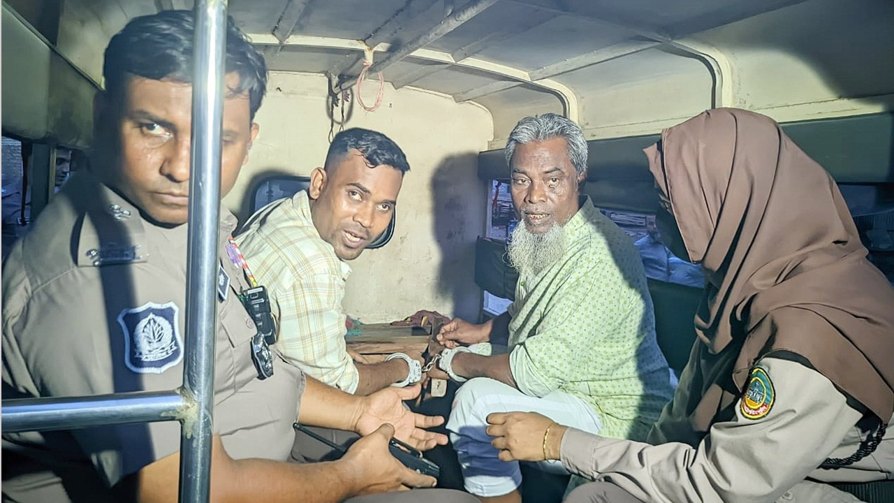 আদালত প্রাঙ্গনে আইনজীবীদের ওপর হামলা মামলায় গ্রেফতার মুহুরি বাবা-ছেলে