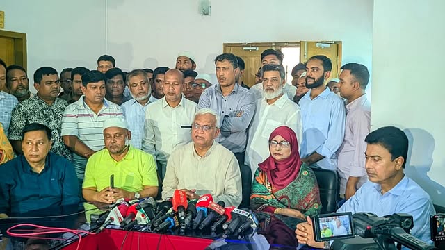 সাংবাদিকদের সাথে কথা বলছেন সমাজকল্যাণ মন্ত্রী