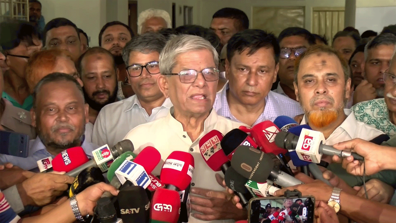 বক্তব্য রাখছেন বিএনপি মহাসচিব ও স্থানীয় সরকার মন্ত্রী মির্জা ফখরুল ইসলাম আলমগীর