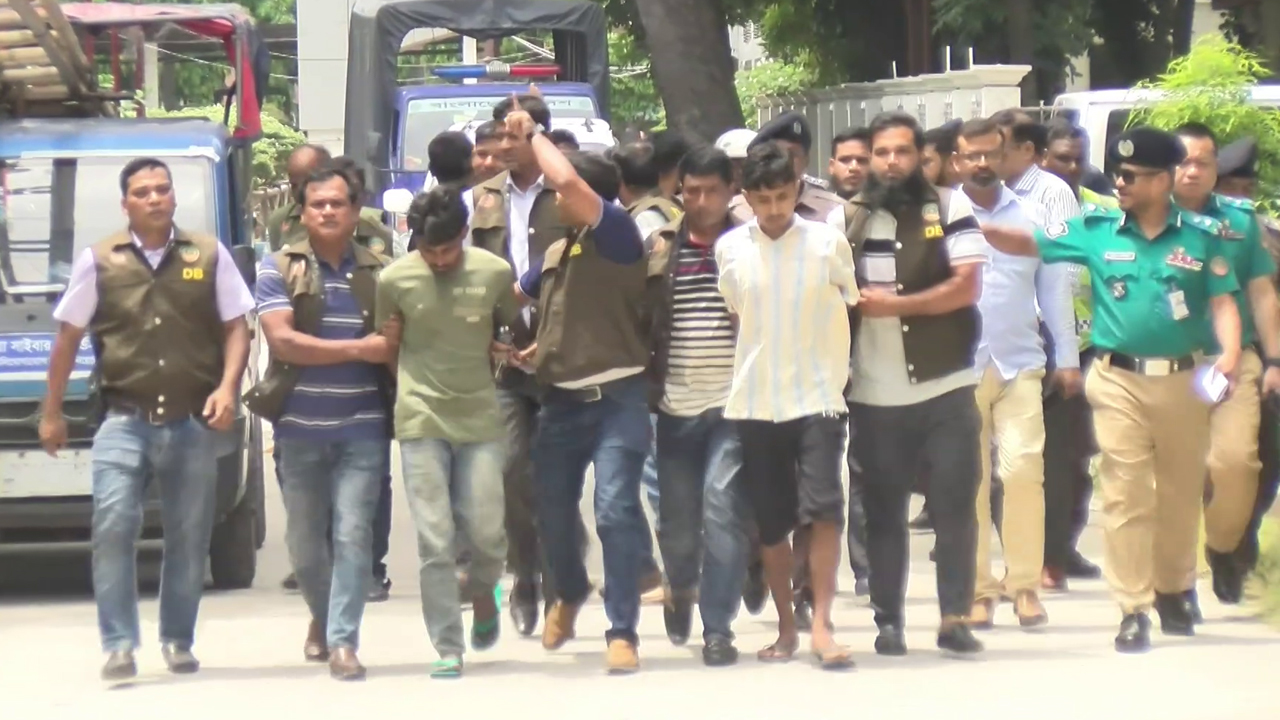 পুলিশের হাতে গ্রেফতার মুগ্ধ দাস ও সিদ্ধার্থ