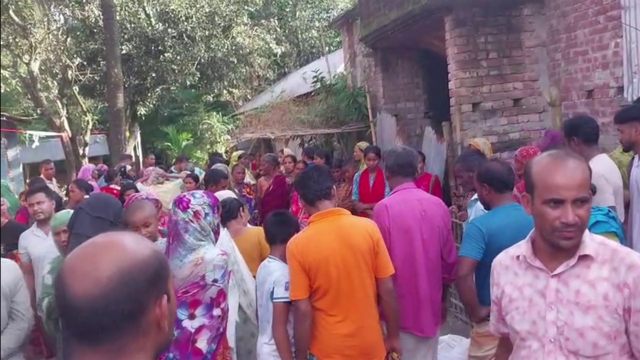 নিহতদের বাড়িতে সমবেদনা জানাতে আসা লোকজন