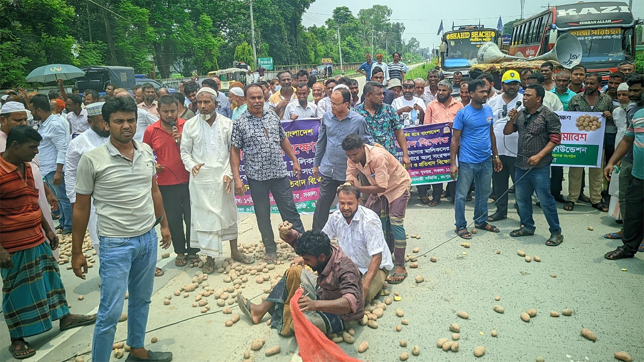 রংপুরে হিমাগারের ভাড়া বৃদ্ধির প্রতিবাদে মহাসড়কে আলু ঢেলে বিক্ষোভ