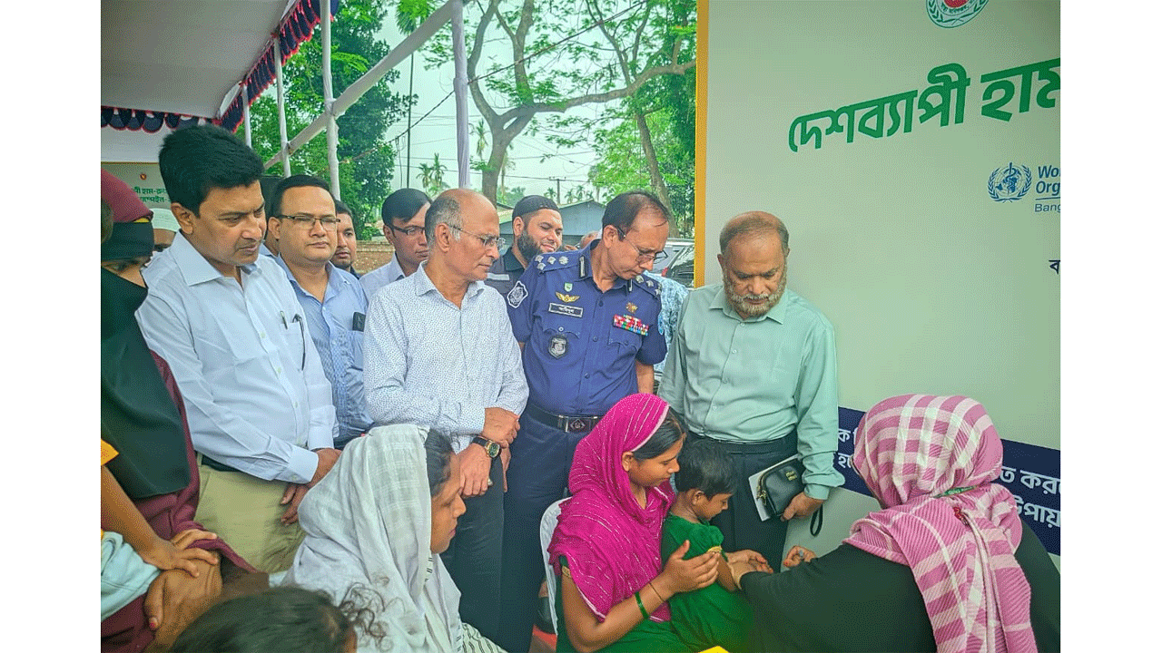 টিকাদান কর্মসূচির উদ্বোধন করেন বিভাগীয় কমিশনার