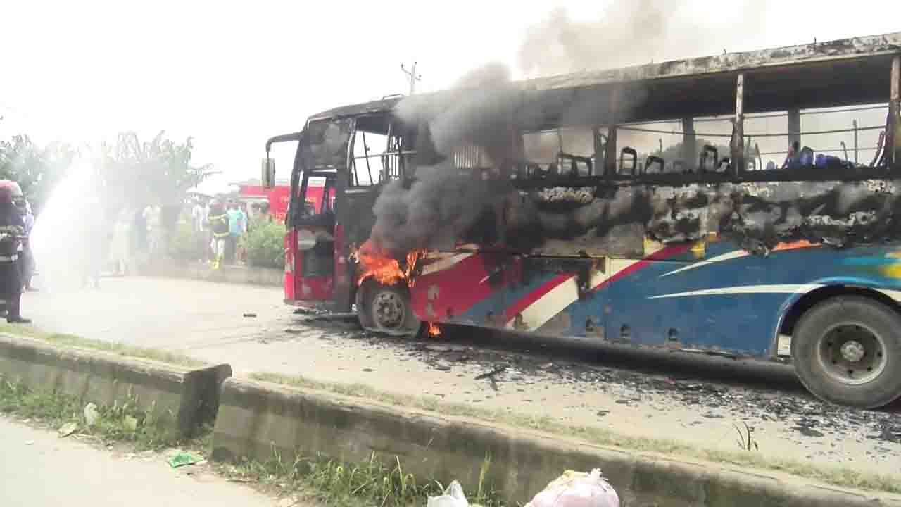 পুড়িয়ে দেয়া বাস