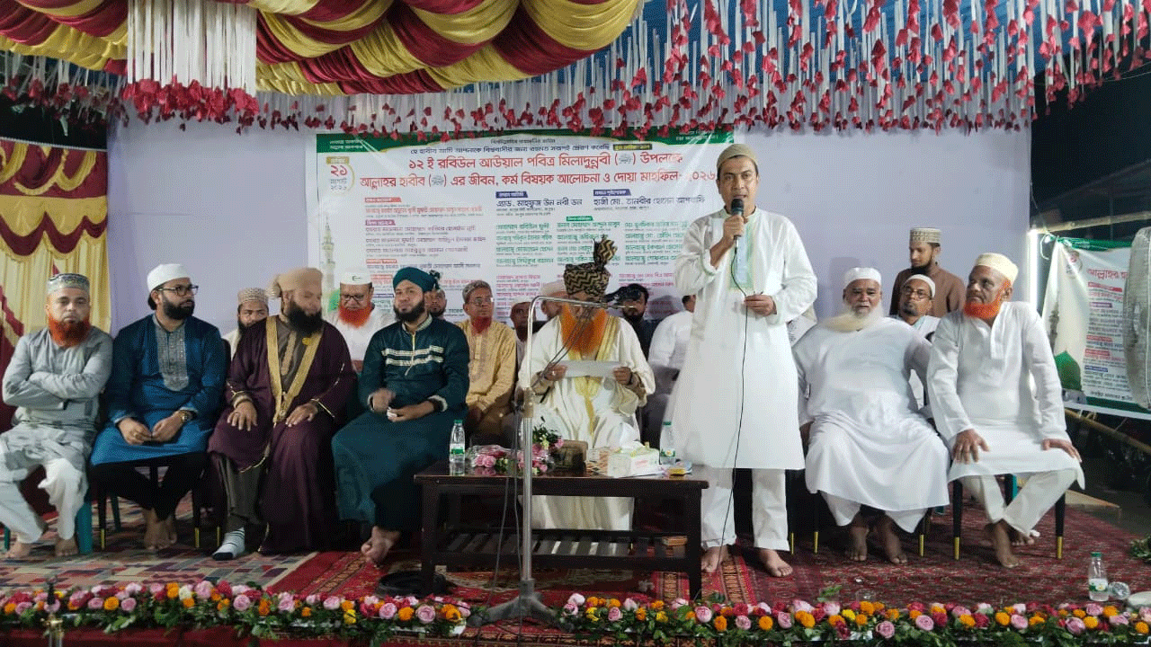 আলোচনা করছেন রংপুর সিটি করপোরেশনের প্রশাসক মাহফুজ উন নবী ডন