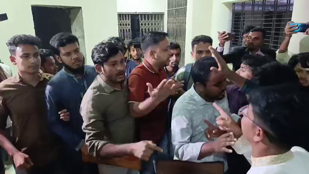 ভিসি কার্যালয় ঘেরাও।