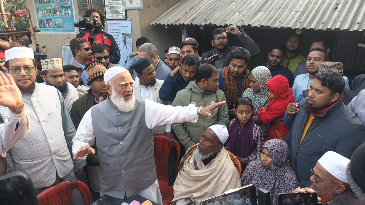 শহীদ আবু সাইদের কবর জিয়ারতের সময় জামায়াত আমির