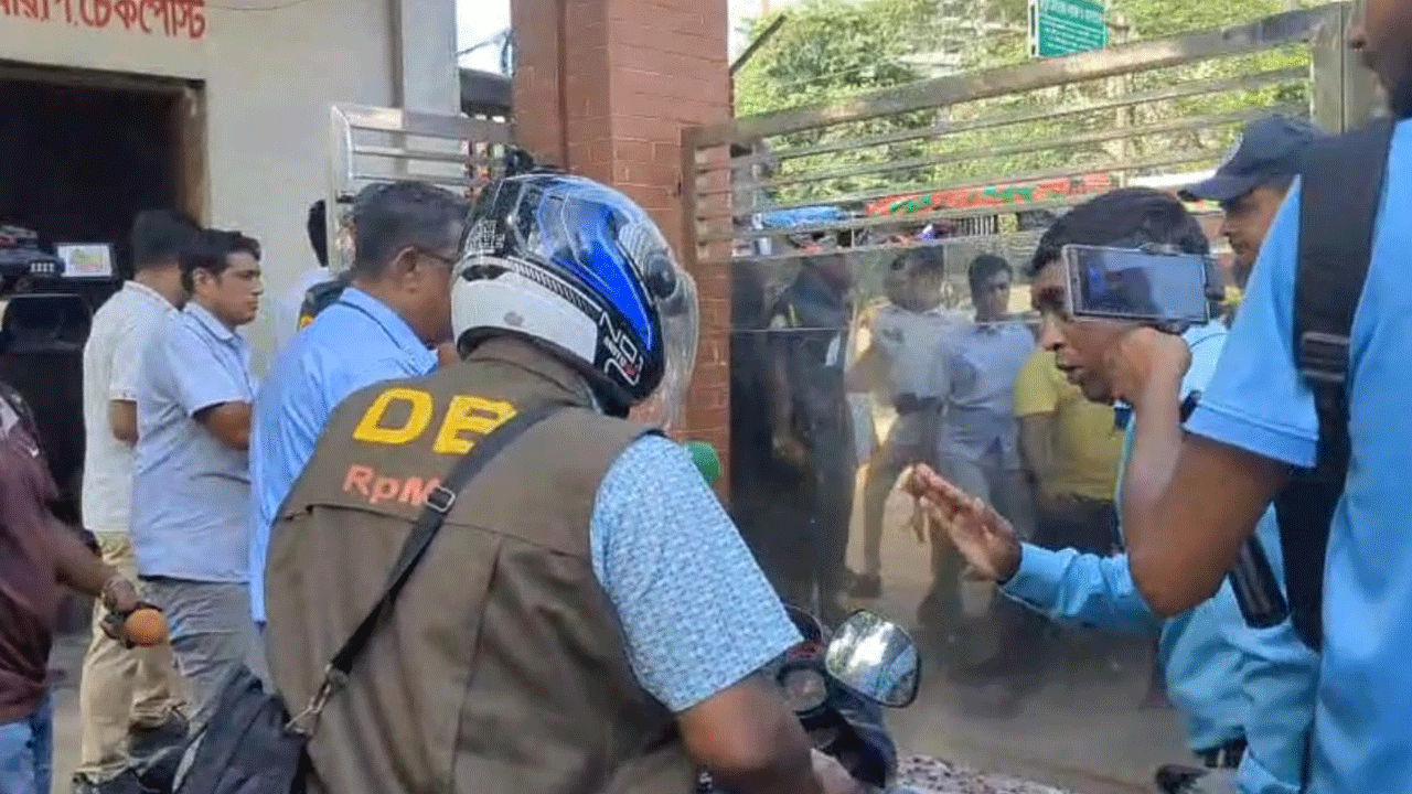 জিজ্ঞাসাবাদ শেষে ফিরছে পুলিশ