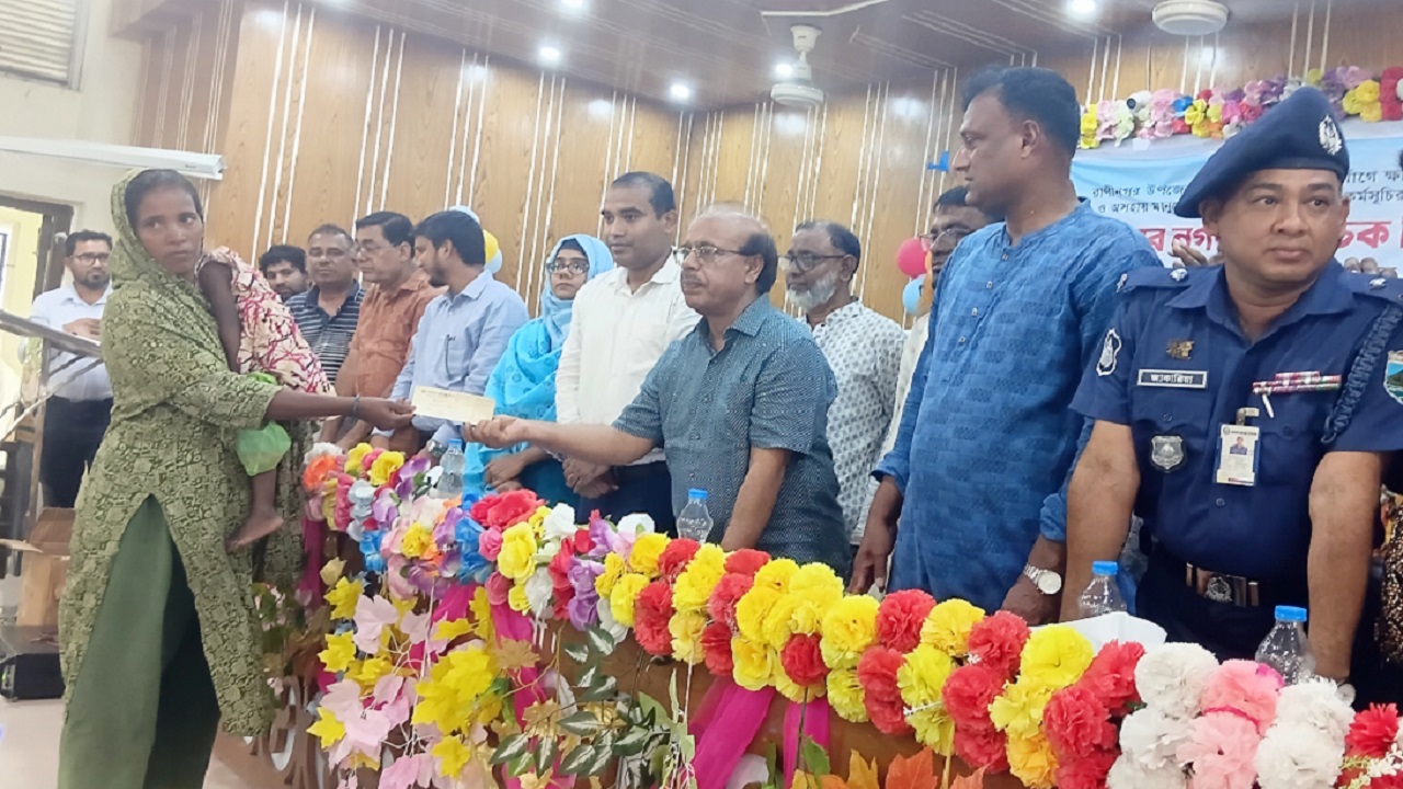 রাণীনগর উপজেলা প্রশাসনের আয়োজনে নগদ অর্থ বিতরণ