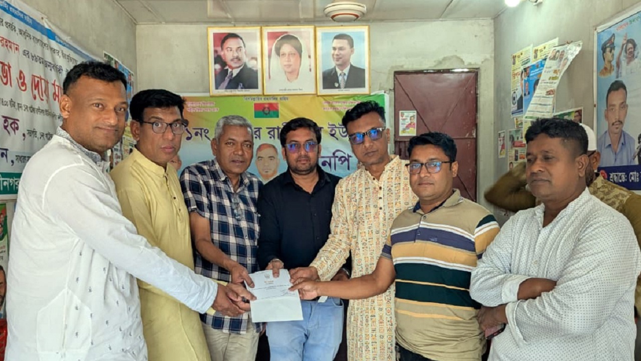 রাণীনগরে যুবদলের ৩ নেতাকে প্রধানমন্ত্রীর উপহার
