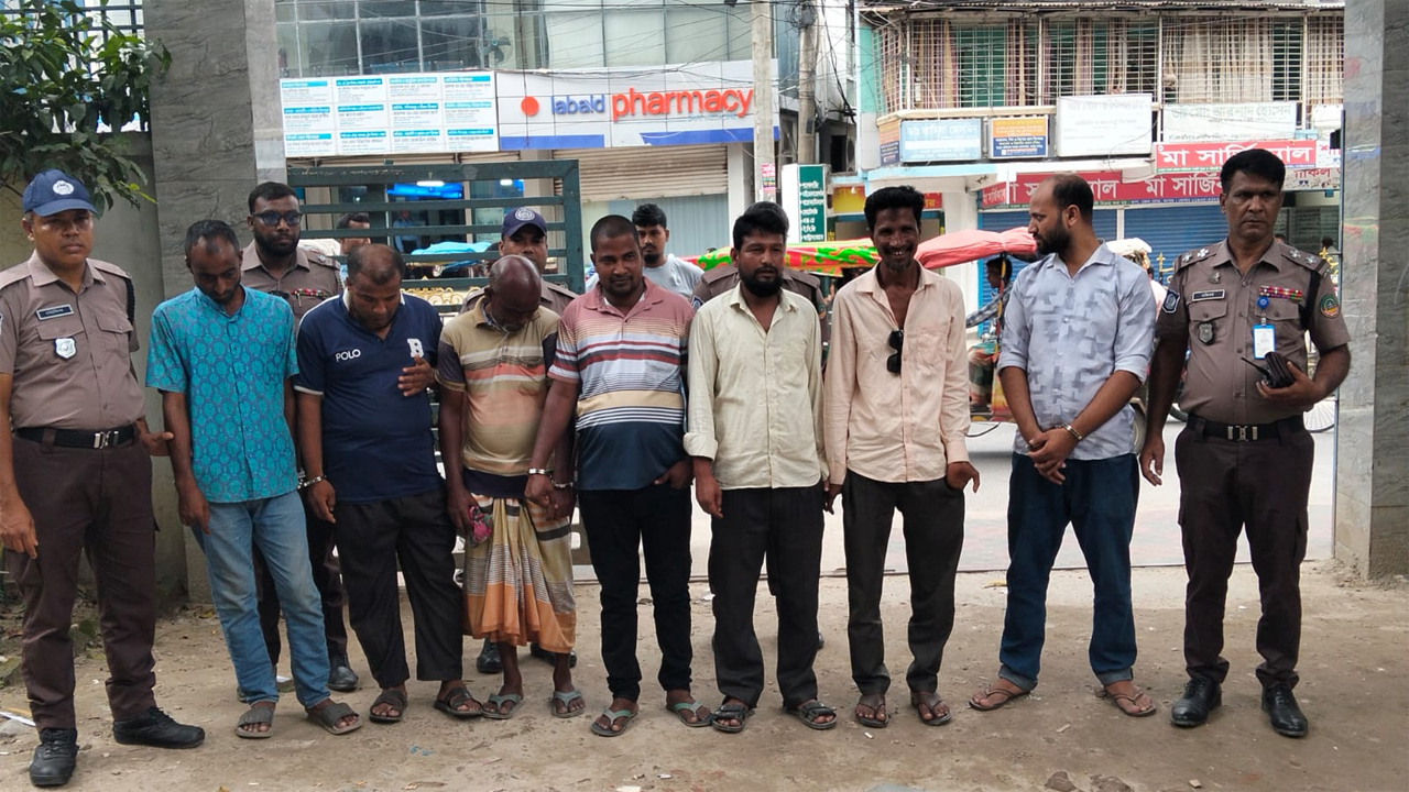 পুলিশের বিশেষ অভিযানে গ্রেফতাররা