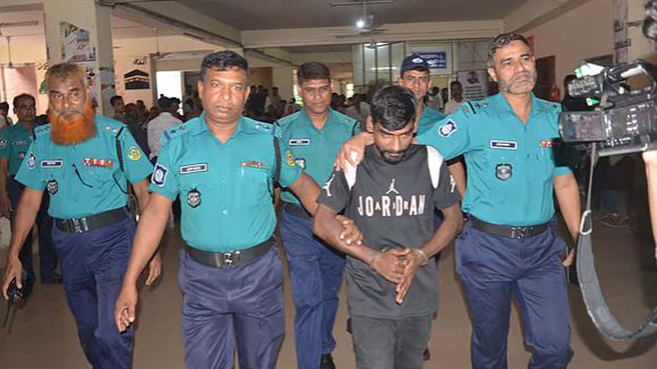 আসামি মনির হোসেনকে আদালতে হাজির করা হচ্ছে