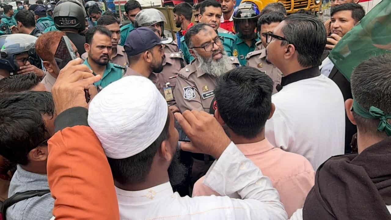 পুলিশ আটকে দেয়ার পর তাদের সাথে কথা বলছেন রাশেদ প্রধান