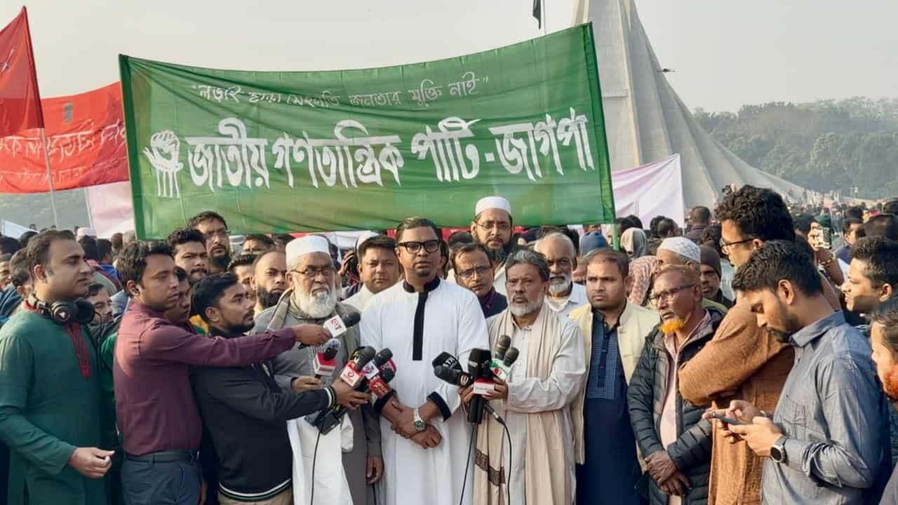 বিজয় দিবস উপলক্ষে জাতীয় স্মৃতিসৌধে পুষ্পস্তবক অর্পণ শেষে রাশেদ প্রধান