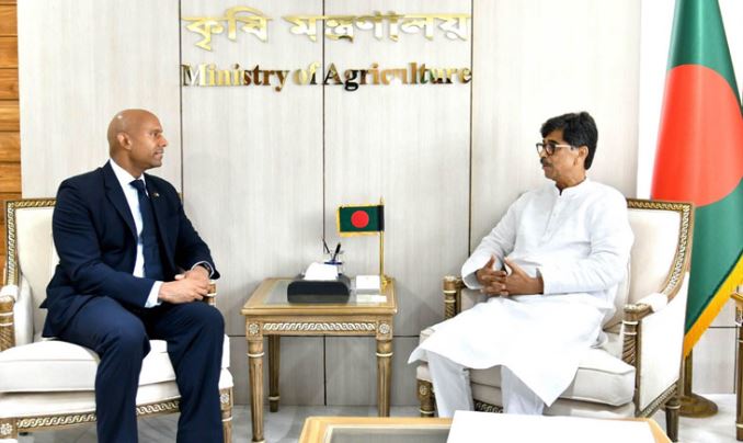 কৃষিমন্ত্রী মোহাম্মদ আমিন উর রশিদের সাথে ঢাকায় নিযুক্ত কানাডার হাইকমিশনার অজিত সিং  সাক্ষাৎ করেছেন