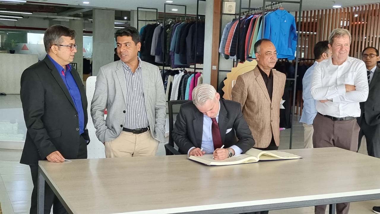 ফোর এ ইয়ার্ন ডাইয়িং কারখানা পরিদর্শনে সুইস রাষ্ট্রদূত রেটো রেঙ্গলি