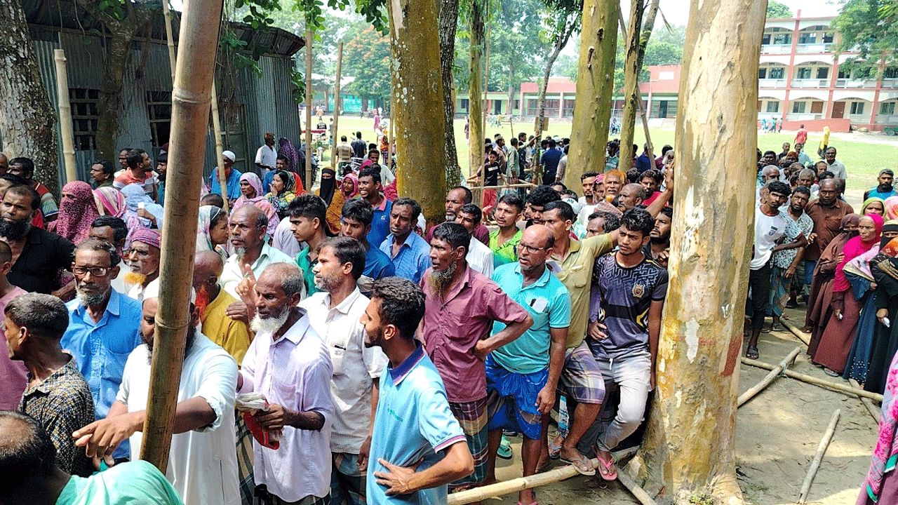 সারের জন্য কৃষকদের ভিড়