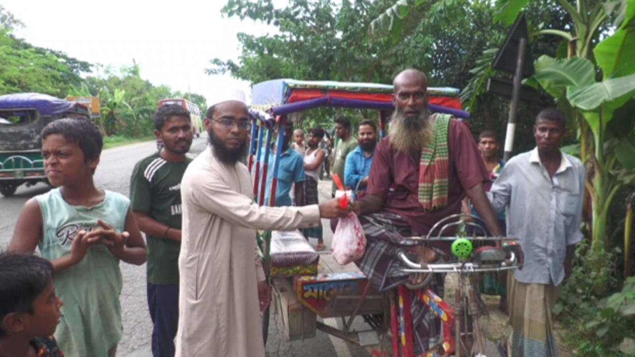 ভাঙ্গায় এমপি পদপ্রার্থী মুফতি রায়হান জামিল অসহায় মানুষের জন্য ১ টাকা কেজি দরে গরুর গোশত বিক্রি করেছেন।