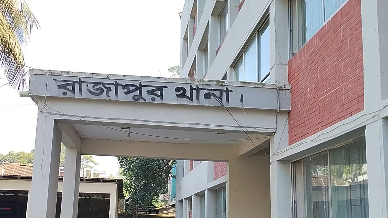 রাজাপুরে চাঁদা নিতে এসে জনতার হাতে যুবক আটক, থানায় মামলা