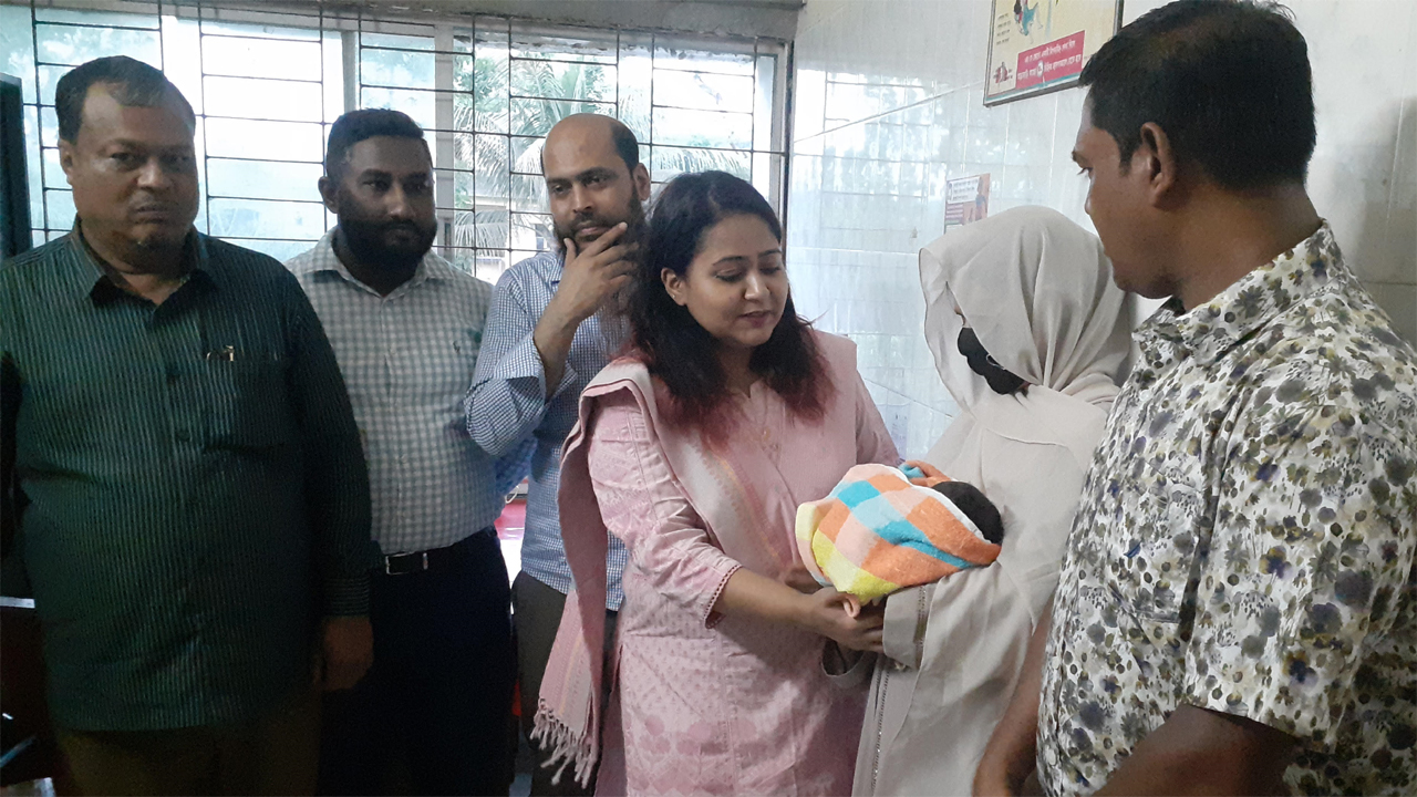 শিশুটিকে হস্তান্তরের সময় রাজাপুর উপজেলা নির্বাহী কর্মকর্তা রিফাত আরা মৌরিসহ অন্যরা