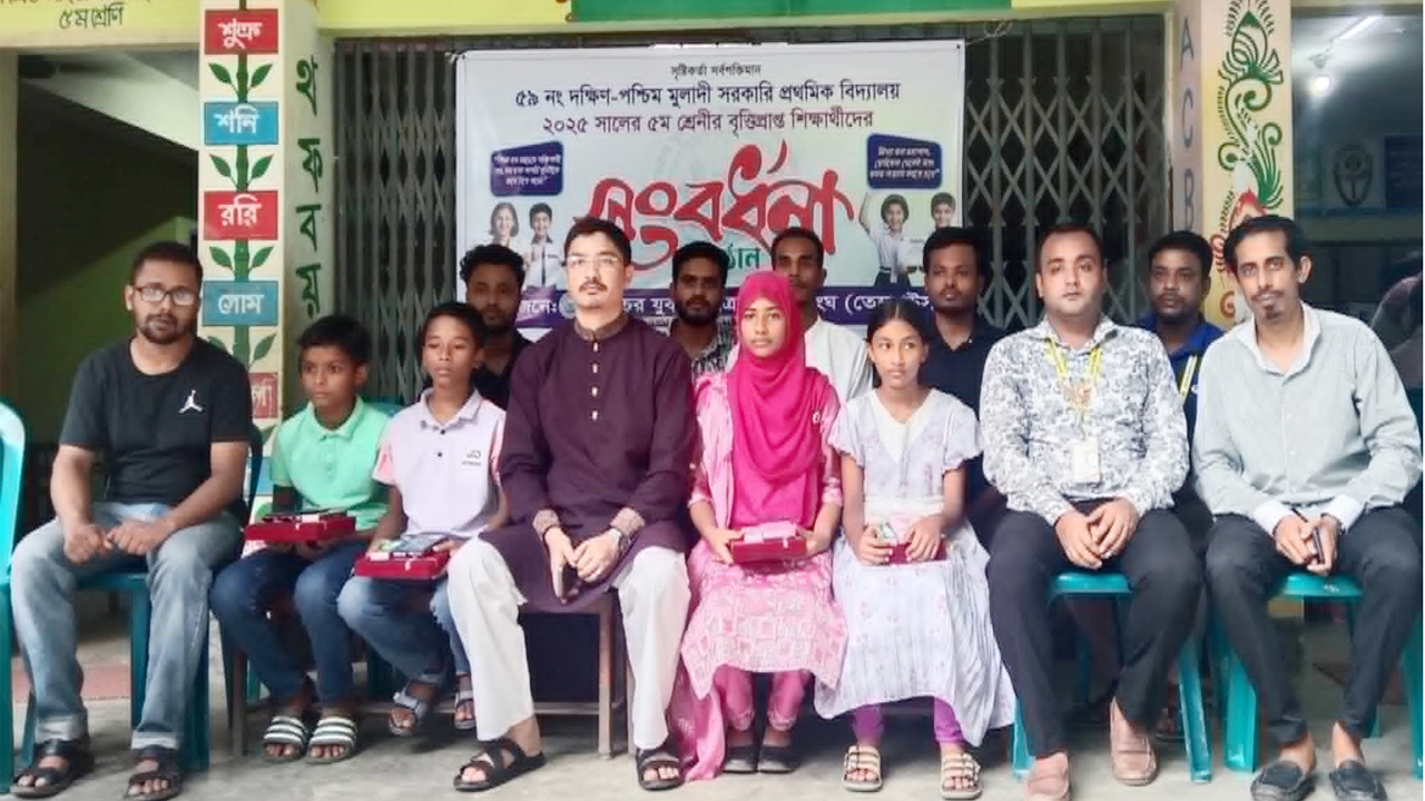 অনুষ্ঠানে অতিথি ও শিক্ষকদের সাথে কৃতী শিক্ষার্থীগণ