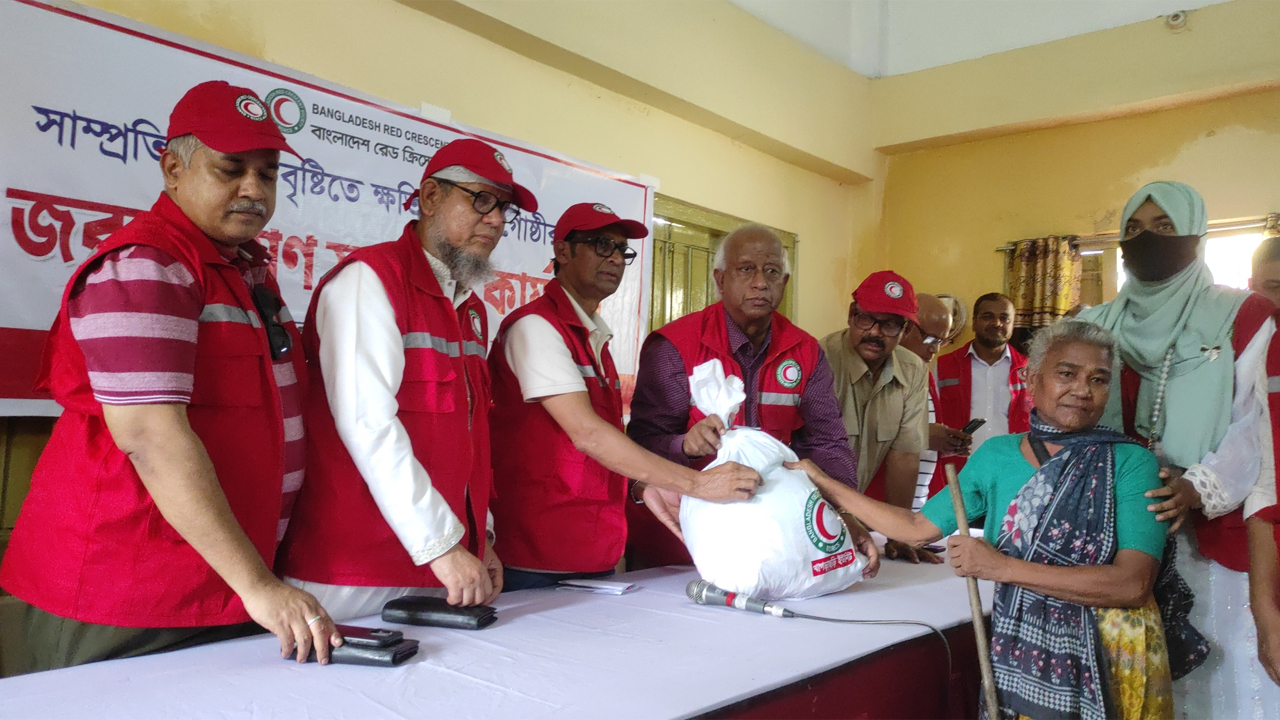 ত্রাণ বিতরণ করছেন রেড ক্রিসেন্ট সোসাইটির চেয়ারম্যান মো: আব্দুস সালাম