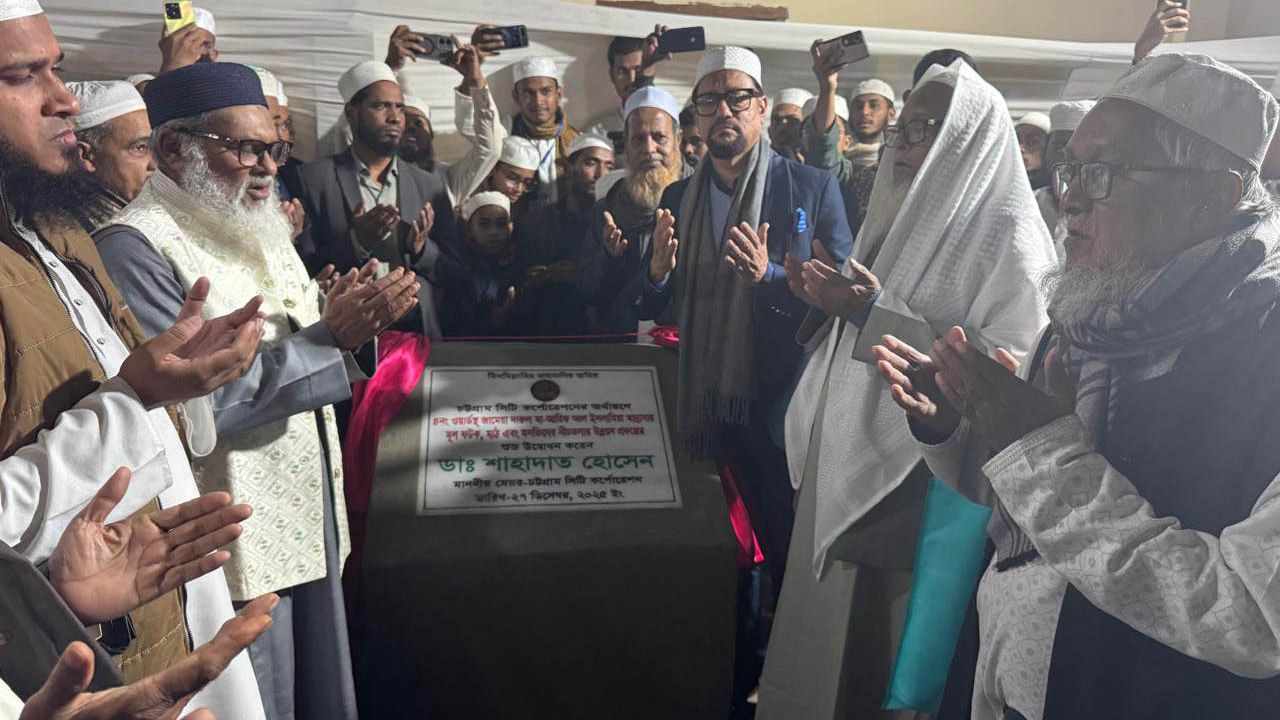 মাদরাসা মাঠের সংস্কার কাজের উদ্বোধনী অনুষ্ঠানে মোনাজাত করছেন ধর্ম উপদেষ্টা