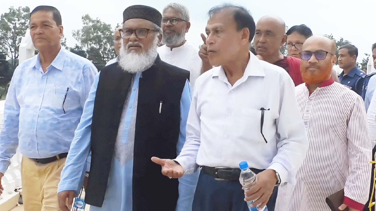 সাংবাদিকদের প্রশ্নের জবাবে ধর্ম উপদেষ্টা ড. আ ফ ম খালিদ হোসেন