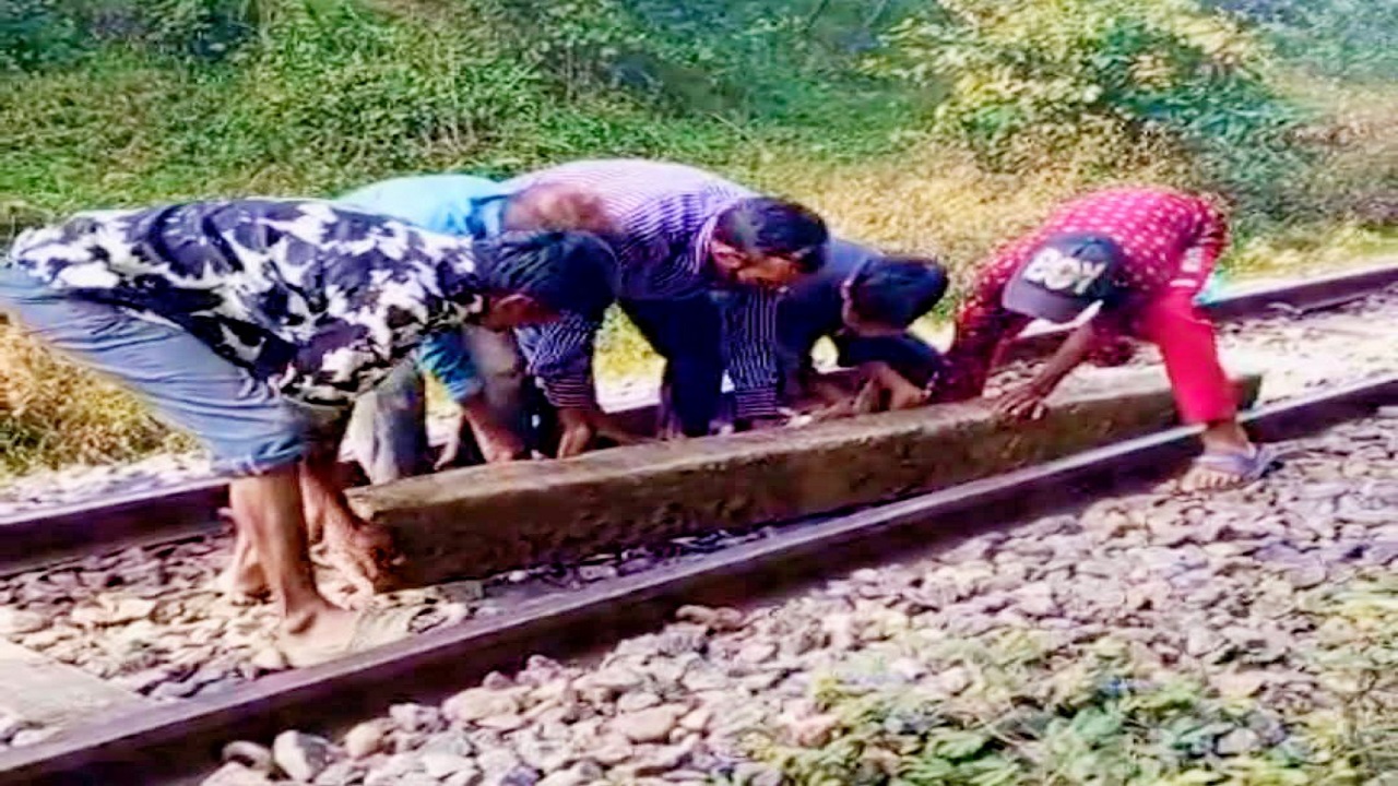 কমলগঞ্জে ট্রেন দুর্ঘটনার চেষ্টা ব্যর্থ করলো স্থানীয় সাধারণ জনতা