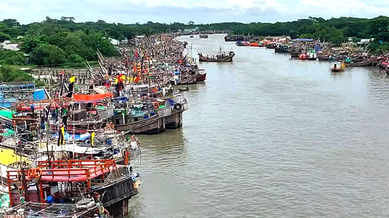 বৈরি আবহাওয়ার কারণে ঘাটেই নোঙর ফেলে আছে সারি সারি মাছ ধরার ট্রলার