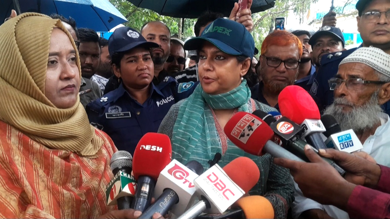 সাংবাদিকদের সাথে কথা বলছেন উপদেষ্টা রিজওয়ানা হাসান