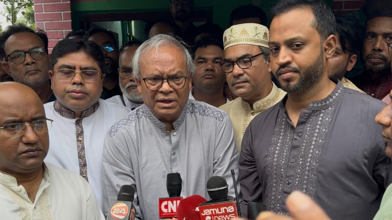 পাবনার চাটমোহরে সাংবাদিকদের সাথে কথা বলছেন অ্যাডভোকেট রুহুল কবির রিজভী আহমেদ