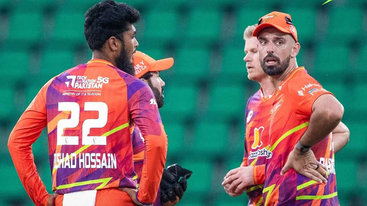 এবারের পিএসএল একদমই ভালো কাটছে না রিশাদ হোসেন (বাঁয়ে) ও তার দলের