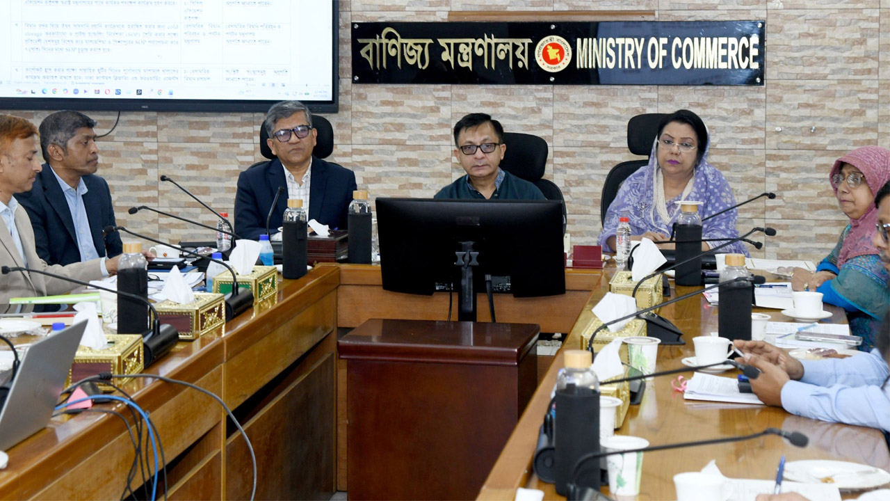 বাণিজ্যমন্ত্রী খন্দকার আব্দুল মুক্তাদির (মাঝে) এবং বেসামরিক বিমান পরিবহন ও পর্যটনমন্ত্রী আফরোজা খানম (ডানে)