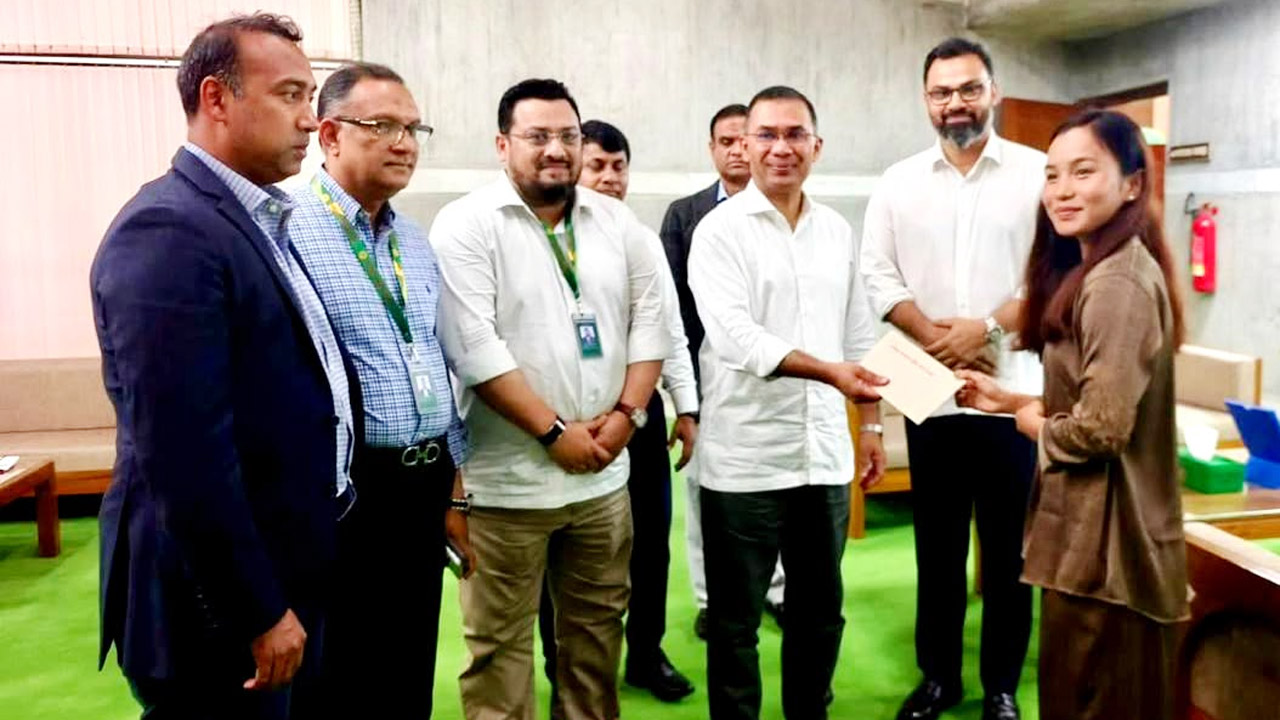 জাতীয় নারী ফুটবল দলের তারকা খেলোয়াড় ঋতুপর্ণা চাকমার গৃহ নির্মাণে আর্থিক অনুদান দিয়েছেন প্রধানমন্ত্রী তারেক রহমান