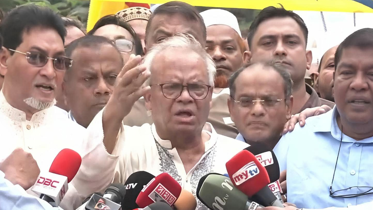জিয়াউর রহমান ও বেগম খালেদা জিয়ার সমাধিতে শ্রদ্ধা নিবেদন শেষে সাংবাদিকদের সাথে কথা বলছেন রুহুল কবির রিজভী