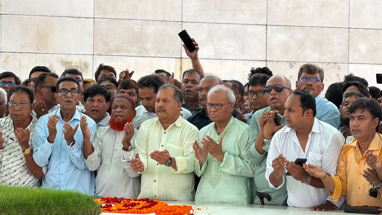 শহীদ প্রেসিডেন্ট জিয়াউর রহমান এবং সাবেক প্রধানমন্ত্রী বেগম খালেদা জিয়ার সমাধিতে শ্রদ্ধা জানাতে রুহুল কবির রিজভী