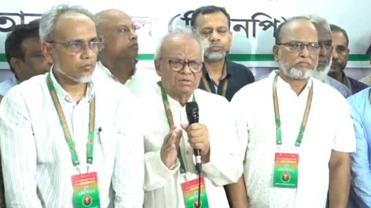 বিএনপির প্রতিষ্ঠাবার্ষিকী উপলক্ষে মেডিক্যাল ফ্রি ক্যাম্পেইন উদ্বোধন শেষে সাংবাদিকদের সাথে কথা বলছেন রুহুল কবির রিজভী