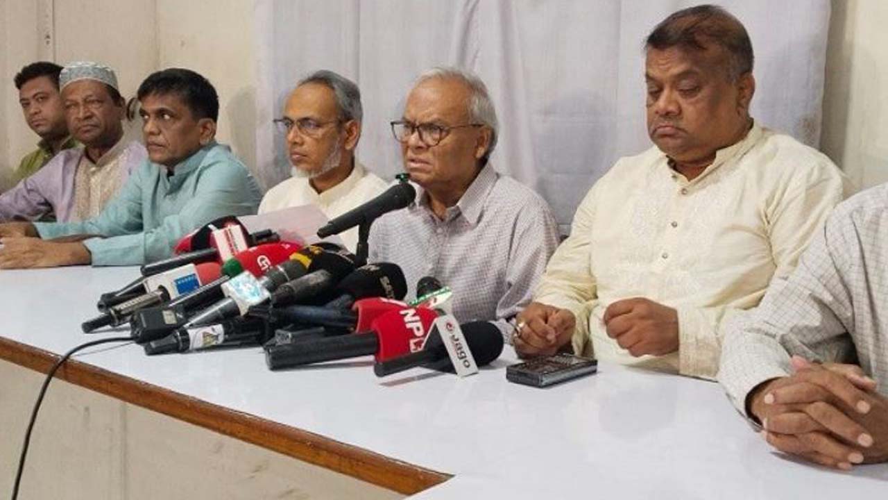 সংবাদ সম্মেলনে কথা বলছেন বিএনপির জ্যেষ্ঠ যুগ্ম মহাসচিব রুহুল কবির রিজভী
