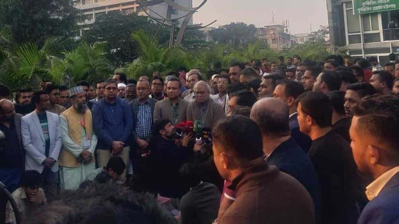 সাংবাদিকদের সাথে কথা বলছেন রুহুল কবির রিজভী