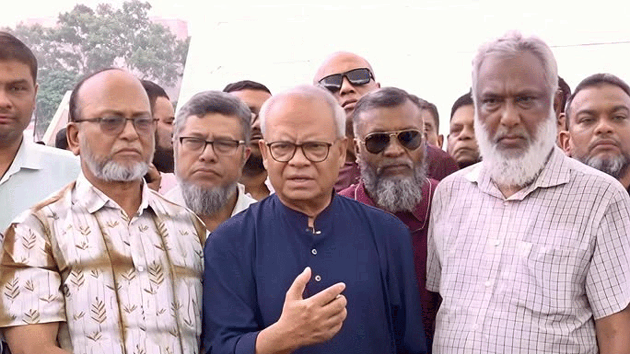 কথা বলছেন প্রধানমন্ত্রীর রাজনৈতিক উপদেষ্টা ও বিএনপি সিনিয়র যুগ্ম মহাসচিব রুহুল কবির রিজভী