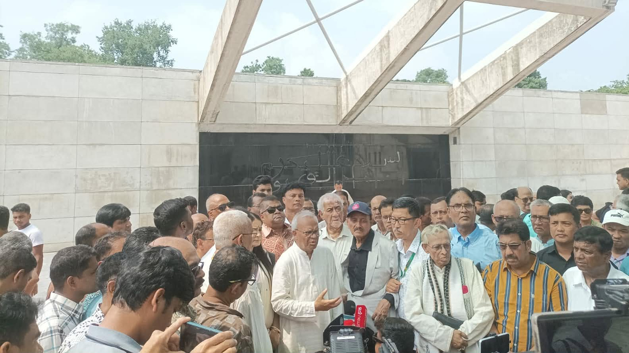 হিন্দু-খ্রিস্টান-বৌদ্ধ কল্যাণ পরিষদের নেতাদের সাথে নিয়ে জিয়া উদ্যানে বিএনপির ভারপ্রাপ্ত মহাসচিব রুহুল কবির রিজভী